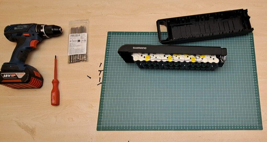 Shimano Steps BT-E6000 Accu open half of the case